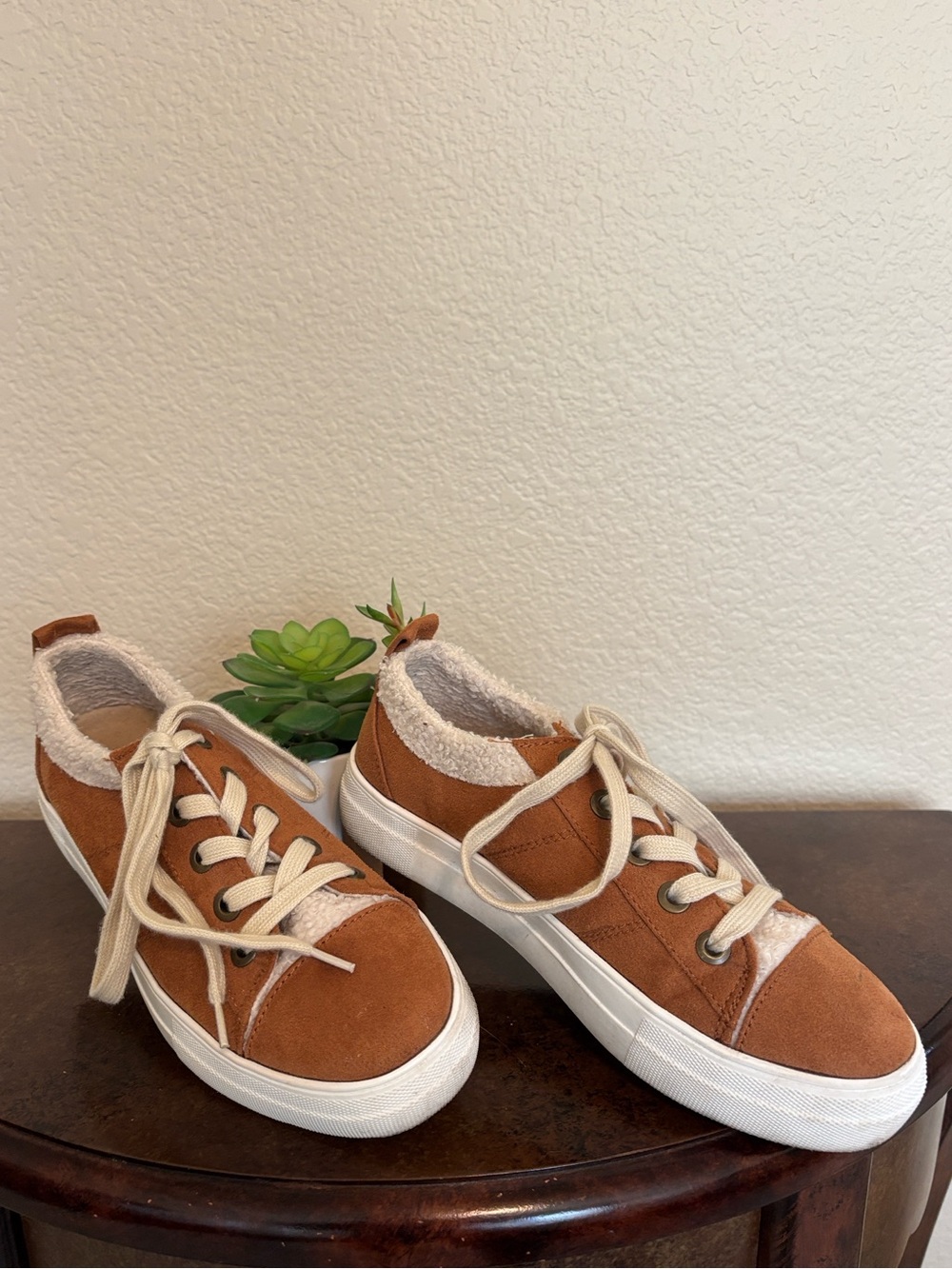 Soda women’s tan/brown suede lace up sneakers with fur trim and collar
